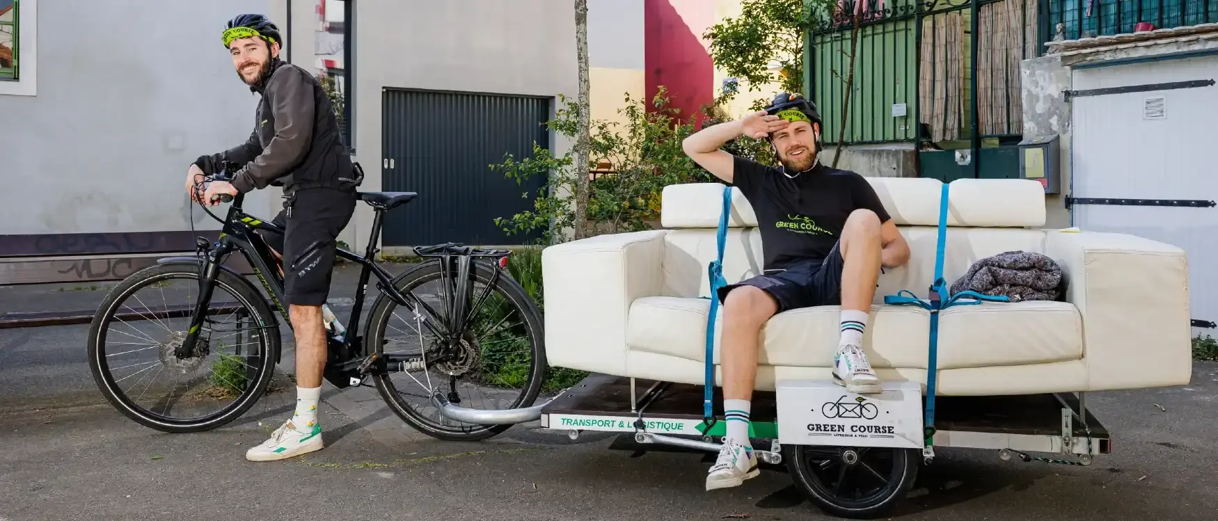 Service de déménagement écologique à vélo, déménagement d'un canapé dans une rue de Rezé.