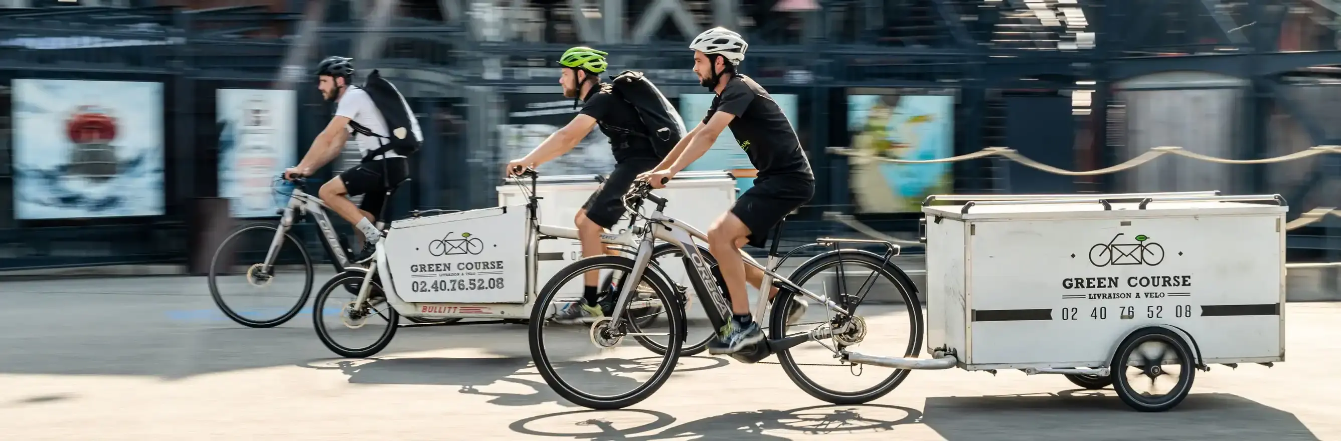 Trois livreurs à vélo se déplacent à Nantes et son agglomération : service rapide et écologique.