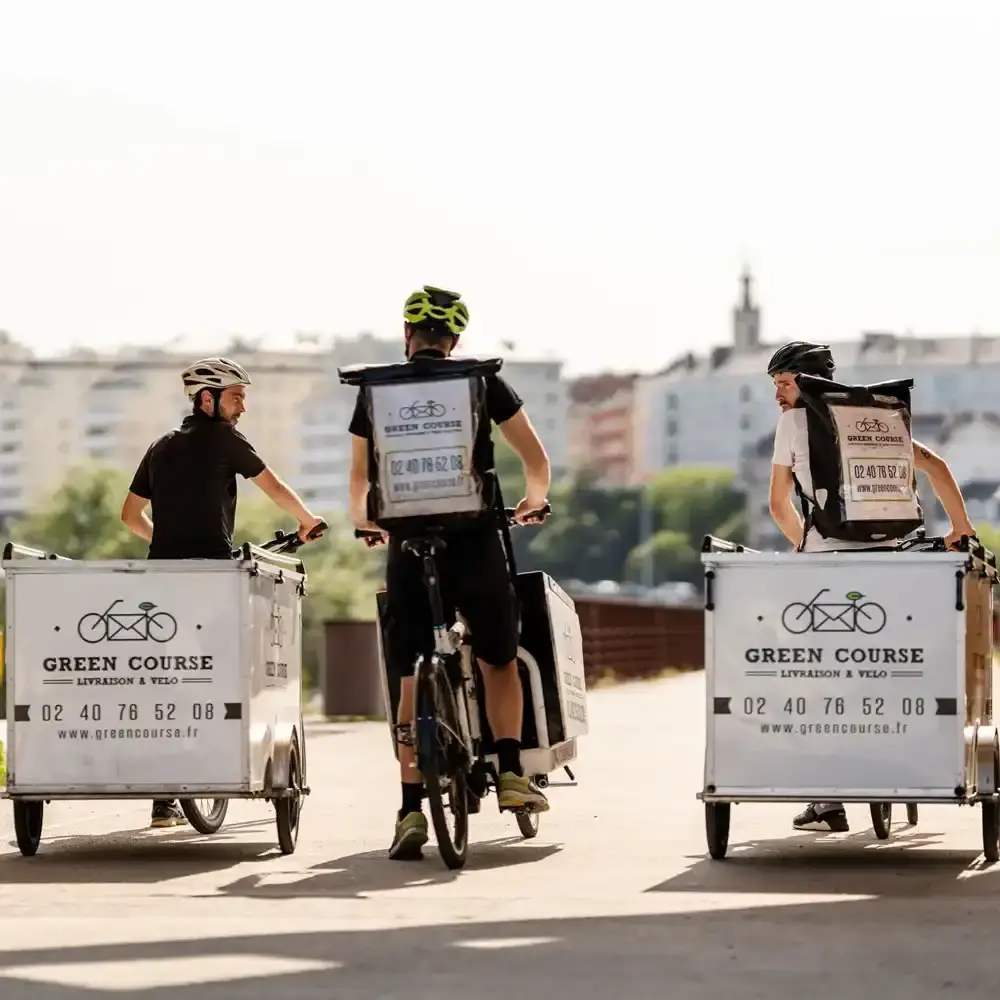 Flotte de vélos cargos pour le transport et la livraison écologique de lettres et colis.