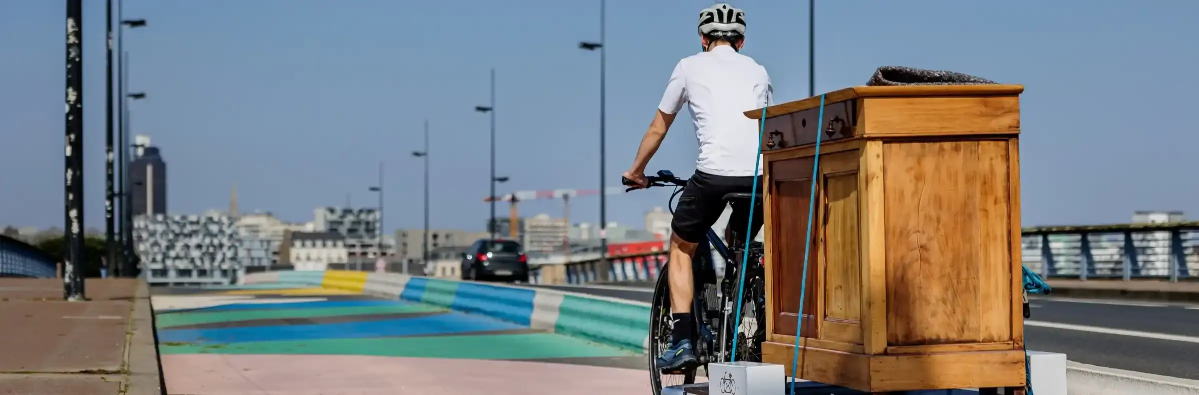 Vélo cargo transportant des meubles à Nantes : livraison rapide et écologique.