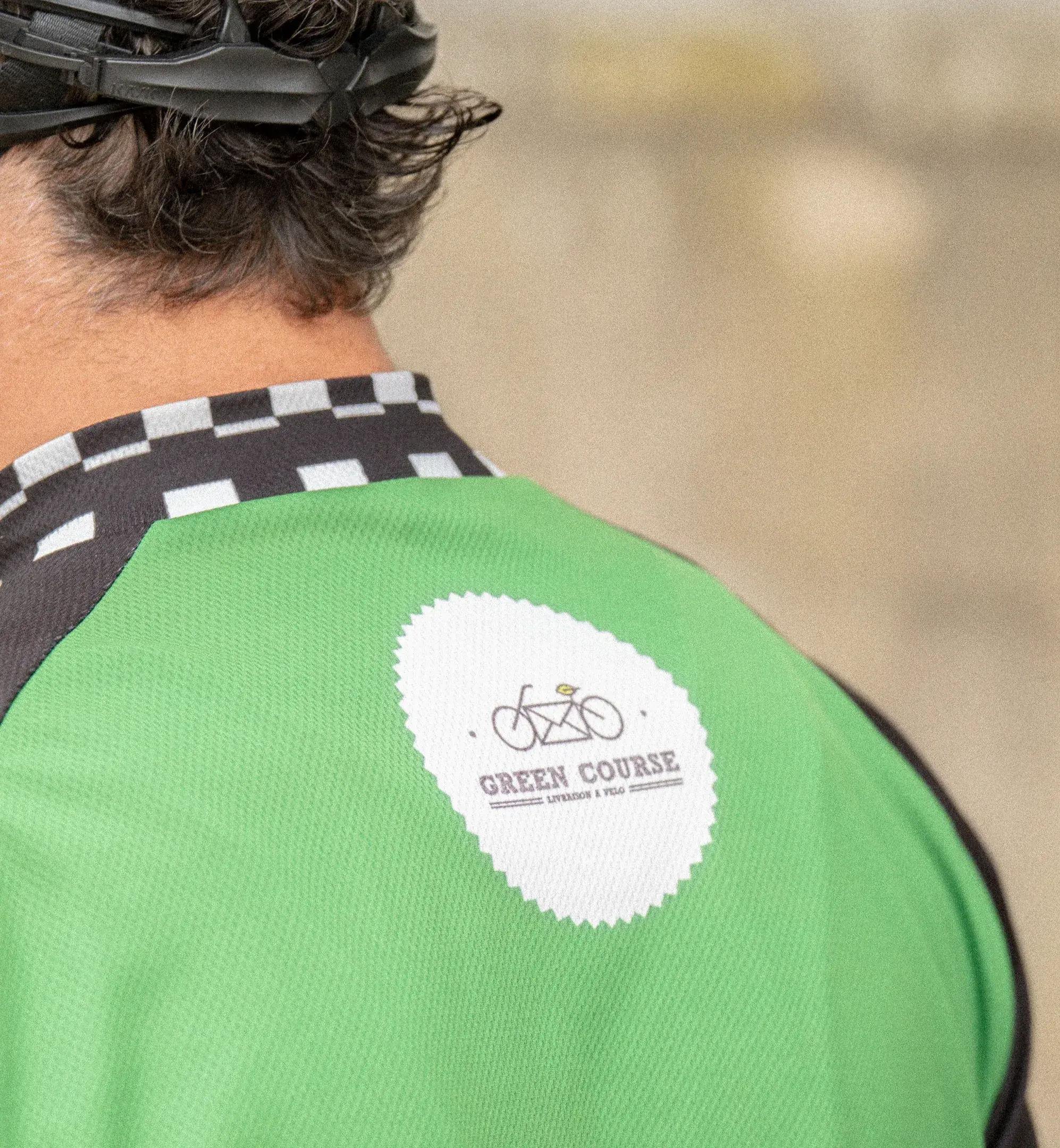 Livreur à vélo de l'entreprise Green Course avec sa remorque-caisson dans les rues de Nantes.